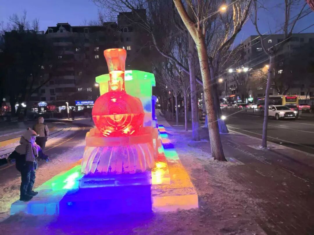 1:1复刻!冰雕小火车“驶出”儿童公园 1:1复刻!冰雕小火车“驶出”儿童公园