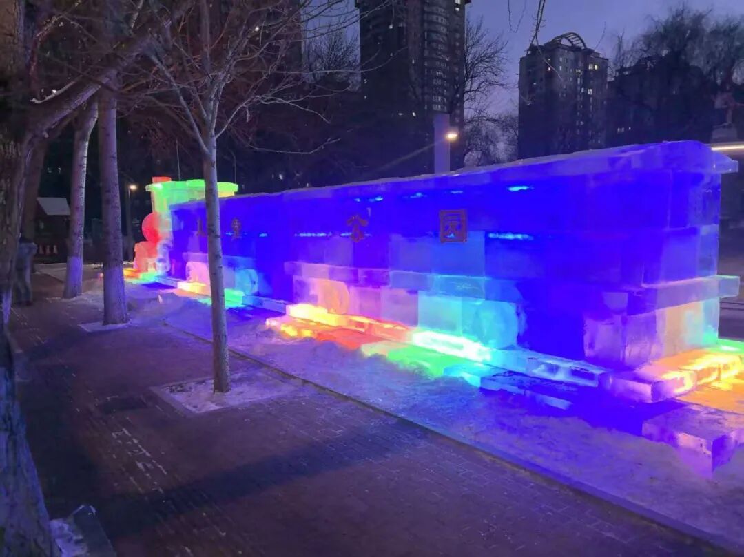 1:1复刻!冰雕小火车“驶出”儿童公园 1:1复刻!冰雕小火车“驶出”儿童公园