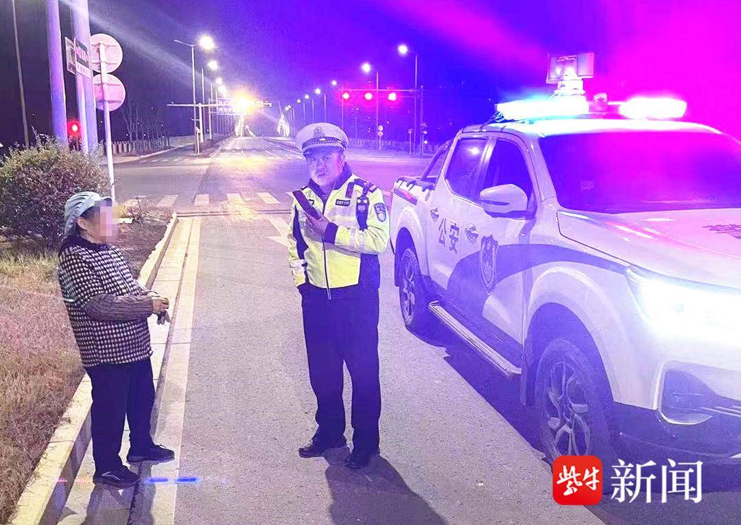 深夜老太机动车道疾走，民警上前询问方知“南辕北辙”