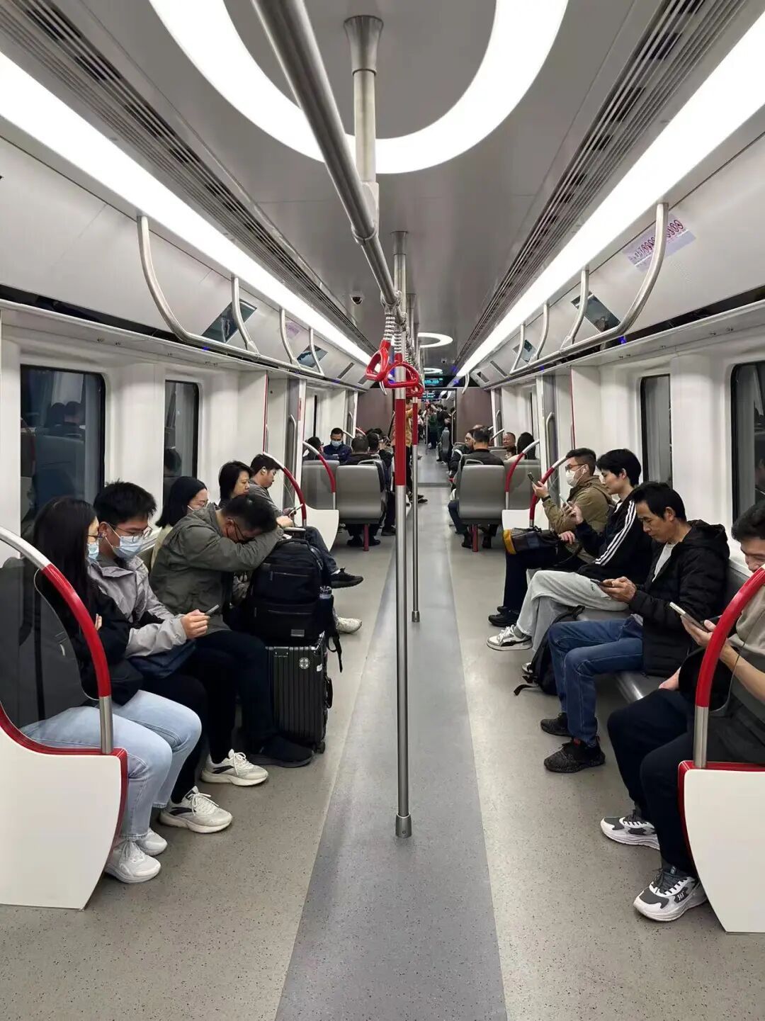 “大湾区最快地铁”开通！芳村上班族：可多睡半小时再出发，未来将直达广州火车站、广州白云站、白云机场等