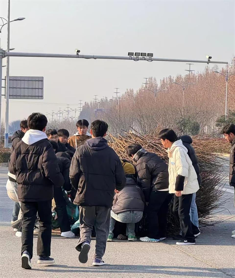 老夫妇驾驶三轮车侧翻,10余名赶考高中生上前帮忙,网友:社会这门课满分! 老夫妇驾驶三轮车侧翻,10余名赶考高中生上前帮忙,网友:社会这门课满分!