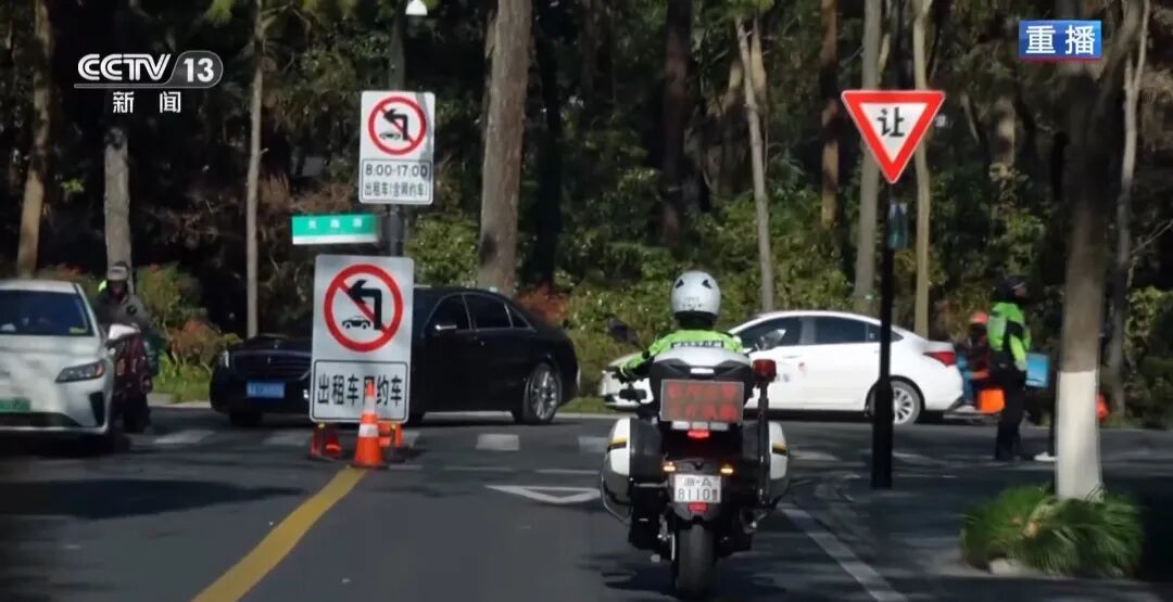 被质疑、被吐口水，“兔子警官”笑着回应