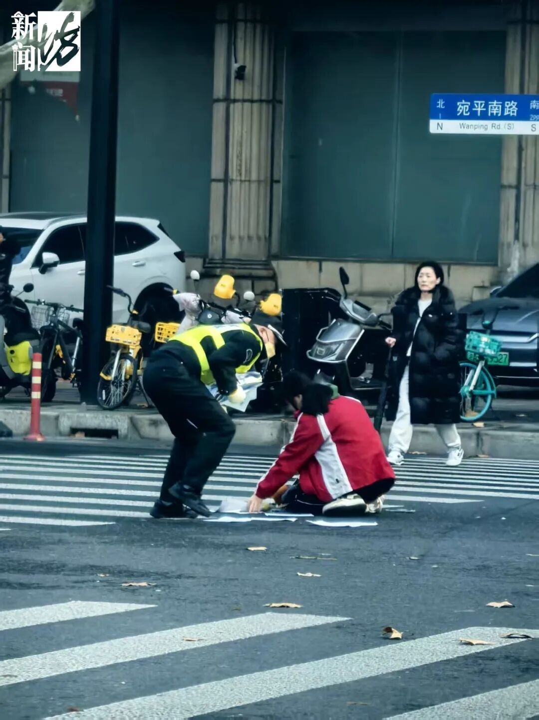 事发上海街头!多辆车突然停止,有人一路猛冲……什么情况? 事发上海街头!多辆车突然停止,有人一路猛冲……什么情况?