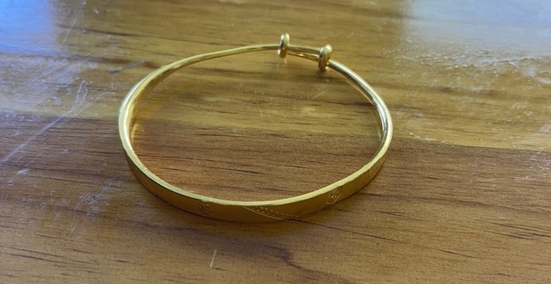 海宁警员为何要将金手镯戴在她的手上？