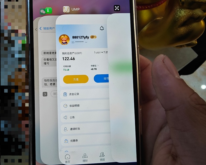 海宁警员为何要将金手镯戴在她的手上？