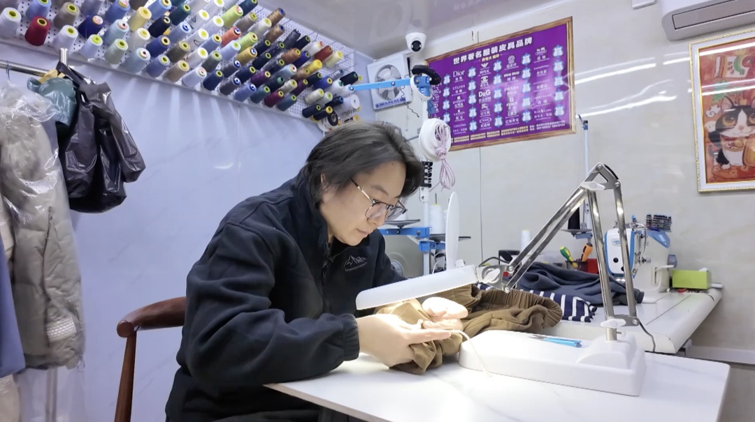 磨刀、补衣、修表……这条“修补巷”里的老手艺火了！