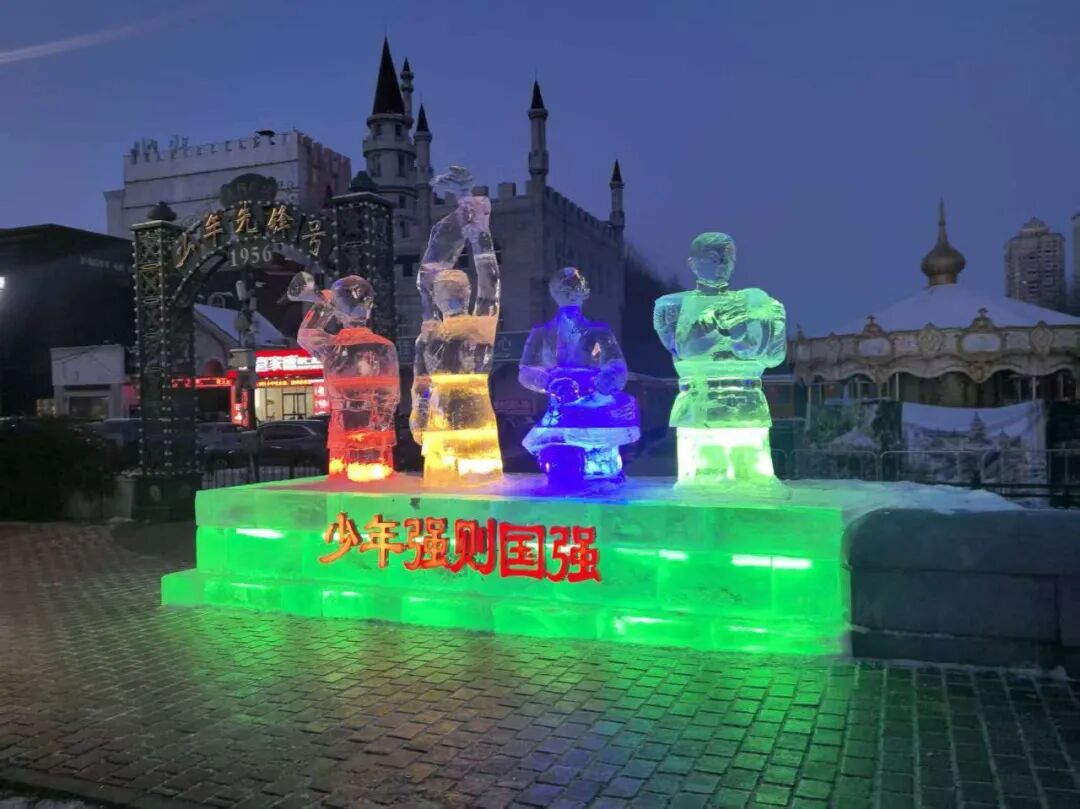 1:1复刻!冰雕小火车“驶出”儿童公园 1:1复刻!冰雕小火车“驶出”儿童公园