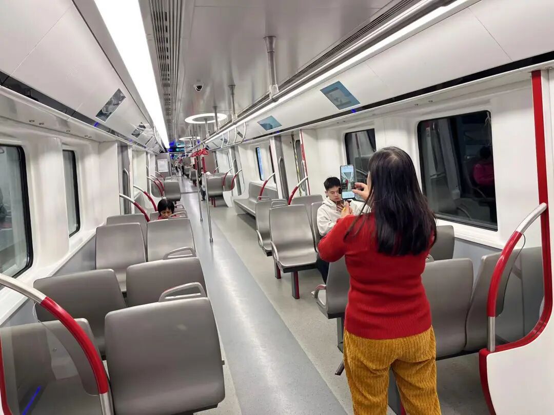 “大湾区最快地铁”开通！芳村上班族：可多睡半小时再出发，未来将直达广州火车站、广州白云站、白云机场等