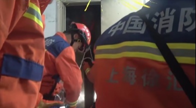 上海夫妇凌晨报警寻女，16岁少女卡进管道“迷宫”！
