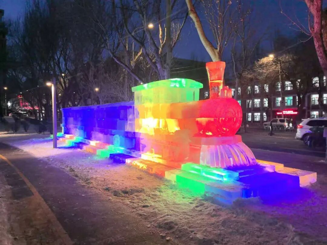 1:1复刻!冰雕小火车“驶出”儿童公园 1:1复刻!冰雕小火车“驶出”儿童公园