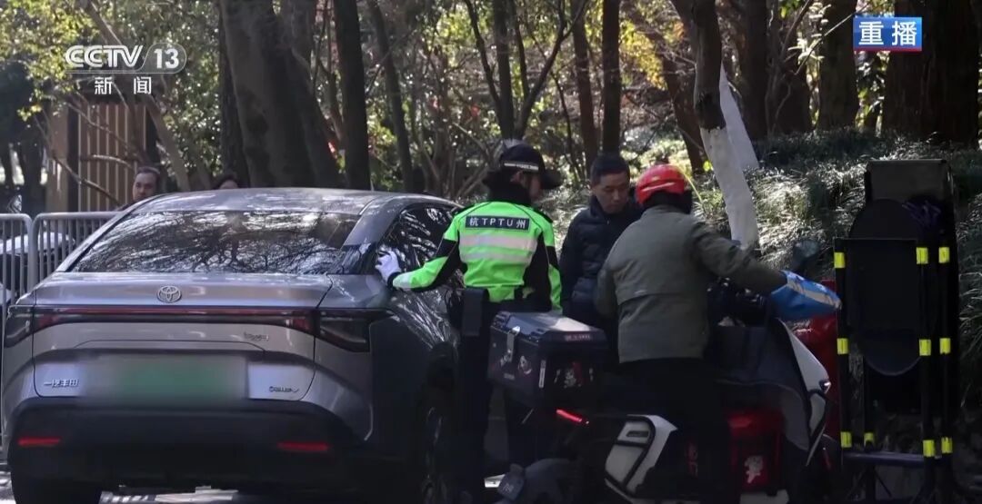 被质疑、被吐口水，“兔子警官”笑着回应