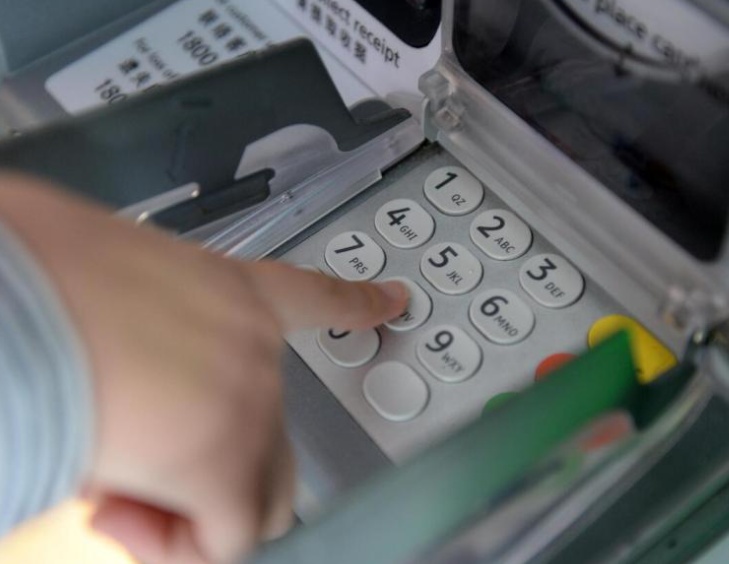 新加坡一男看护偷走失智老人的提款卡，8次共取走数万元