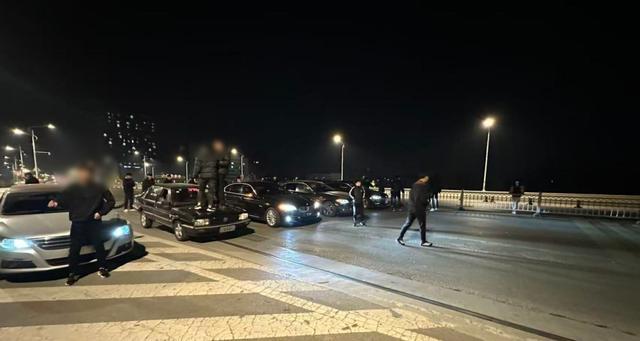 枣庄10名“精神小伙”马路中央站车顶耍帅拍片，网友：这下真“凉凉”，7人刑拘！