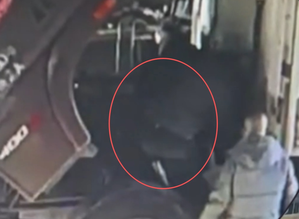 太险了!一汽修工人作业时货车车头突然落下将其压住,工友这个操作成救命关键→ 太险了!一汽修工人作业时货车车头突然落下将其压住,工友这个操作成救命关键→