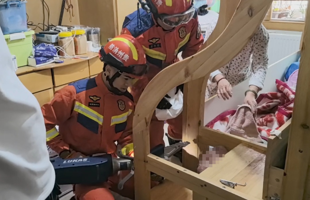 枕头被蹬开，七旬瘫痪老人床头遇险