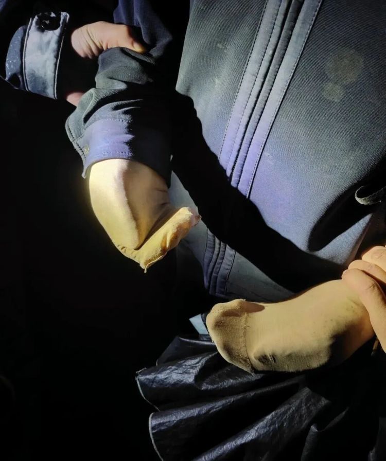 雨伞遮脸、丝袜套手，深夜鬼祟身影在盯什么？公安：等你很久了！