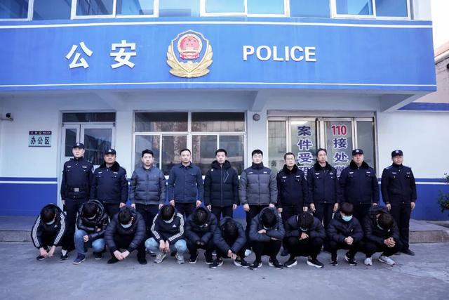 枣庄10名“精神小伙”马路中央站车顶耍帅拍片，网友：这下真“凉凉”，7人刑拘！