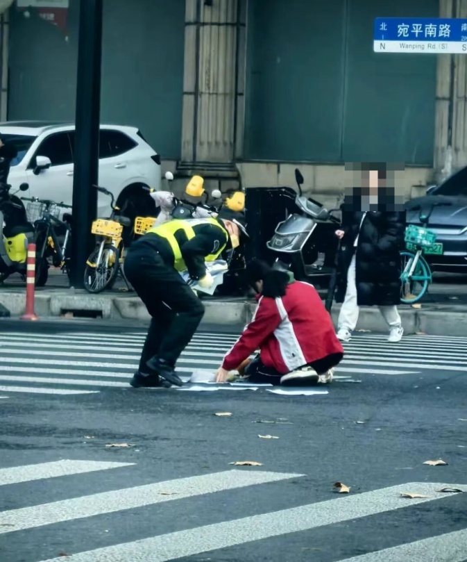 上海街头多辆车突然停下，有人一路猛冲！孩子散落的试卷被捡起，网友：很暖，但是……
