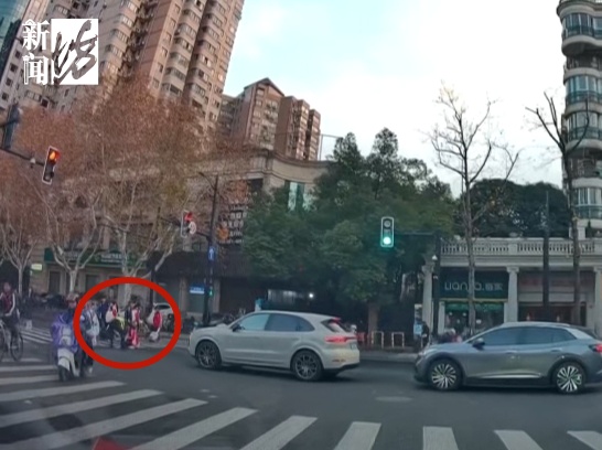 上海街头多辆车突然停下，有人一路猛冲！孩子散落的试卷被捡起，网友：很暖，但是……