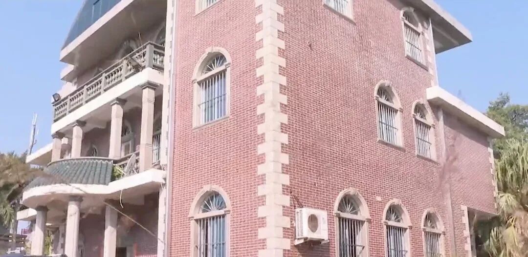 男子别墅竟被邻居强占，警方介入后对方仍多次潜入转移物品