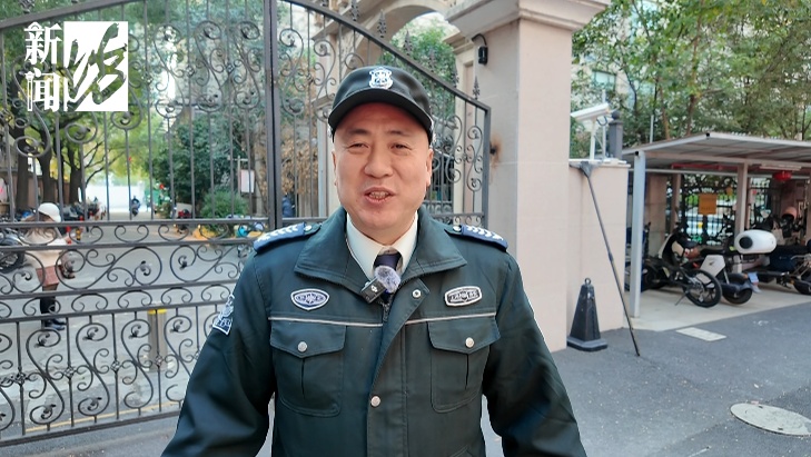 上海街头多辆车突然停下，有人一路猛冲！孩子散落的试卷被捡起，网友：很暖，但是……