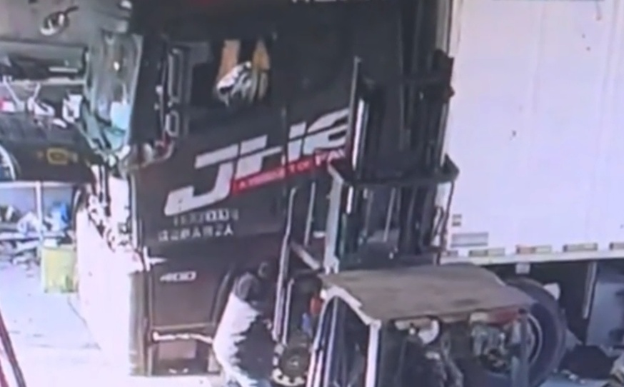 太险了!一汽修工人作业时货车车头突然落下将其压住,工友这个操作成救命关键→ 太险了!一汽修工人作业时货车车头突然落下将其压住,工友这个操作成救命关键→