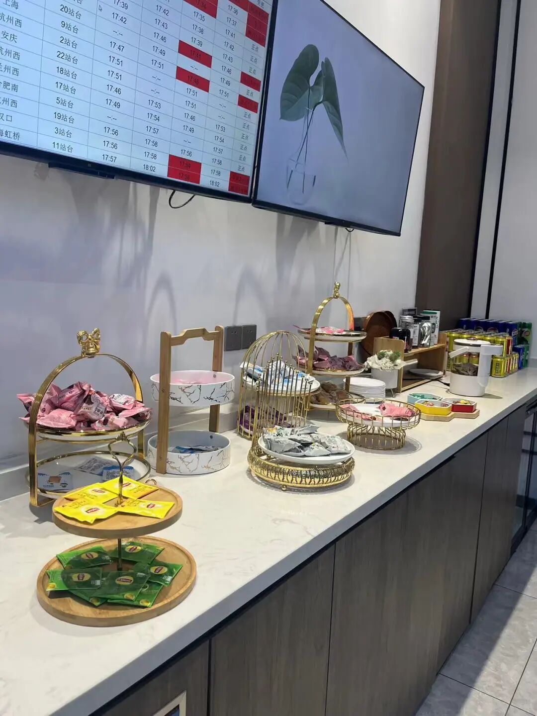 9元19分钟从合肥南到合肥西，29元票还能免费吃零食喝饮料？