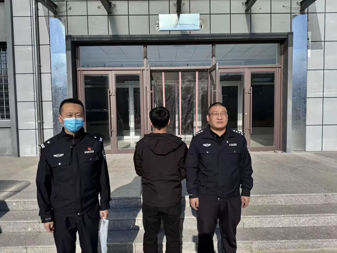 男子报警举报自己“无证驾驶”:压力太大,想进去待几天 男子报警举报自己“无证驾驶”:压力太大,想进去待几天