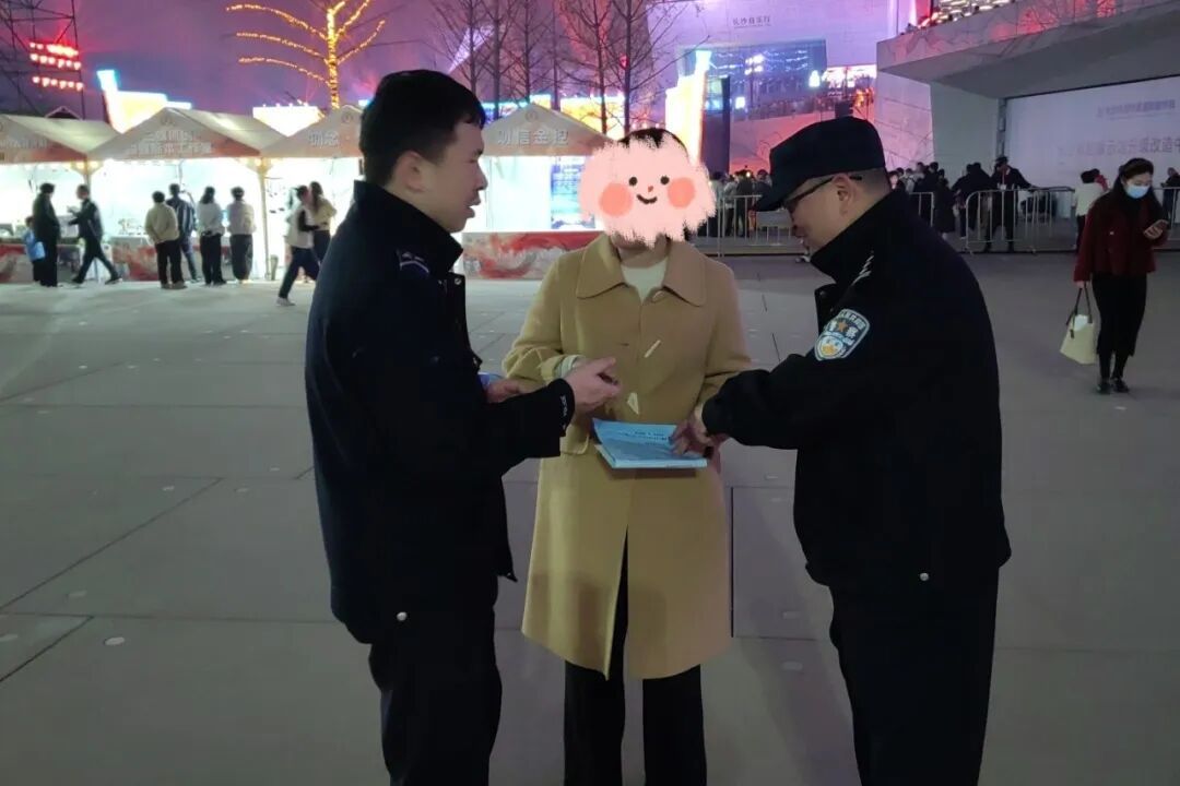 “警察同志,这是不是真的?” “警察同志,这是不是真的?”