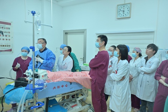 确诊罕见病，22岁女孩称吃一口饭都是折磨！连喝水都困难……