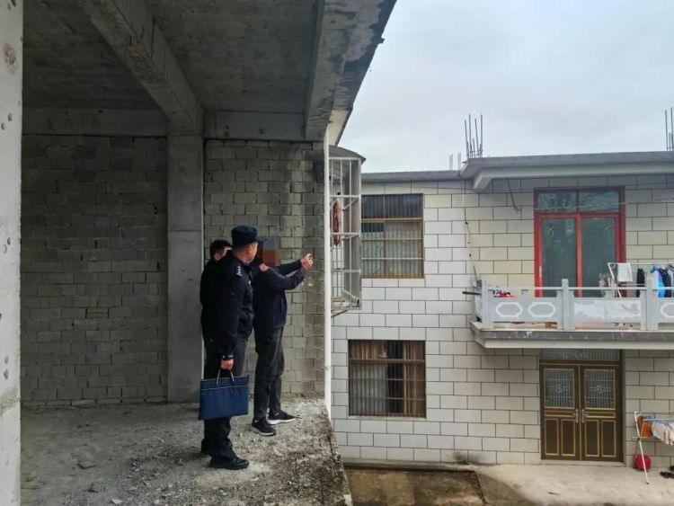 雨伞遮脸、丝袜套手，深夜鬼祟身影在盯什么？公安：等你很久了！