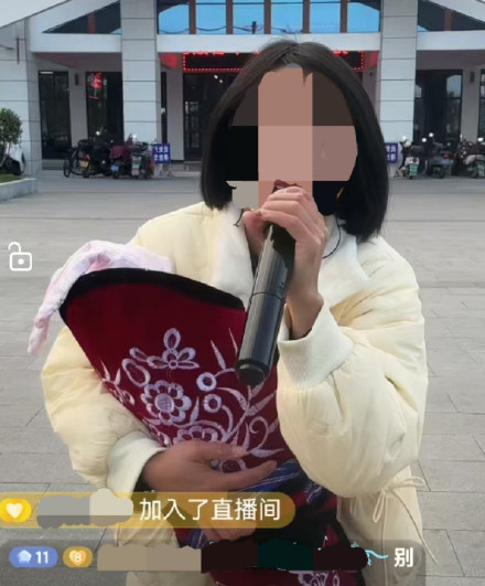 女主播编造“家庭不幸”经历，抱仿真娃娃唱歌卖惨
