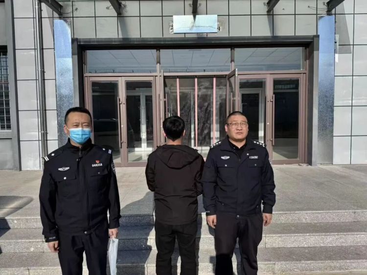 男子报警举报自己无证驾驶，自称“外面太累，进去待两天”，交警提醒→