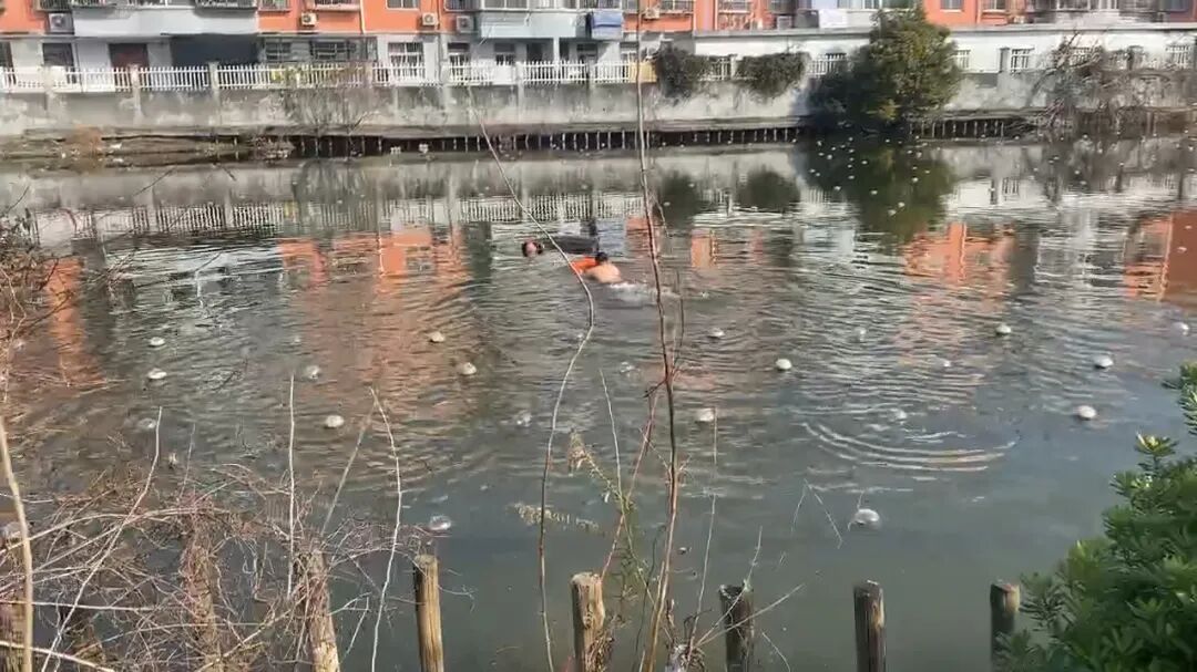 冰湖救人！这一跳，他没有一丝犹豫
