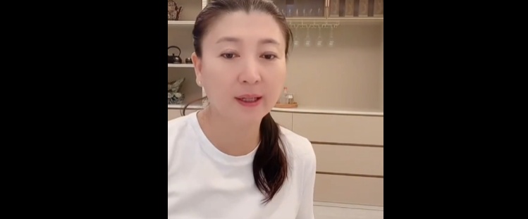 知名女演员直播时“哭穷”：儿子年收入40万，无法承担百八十万的开销……