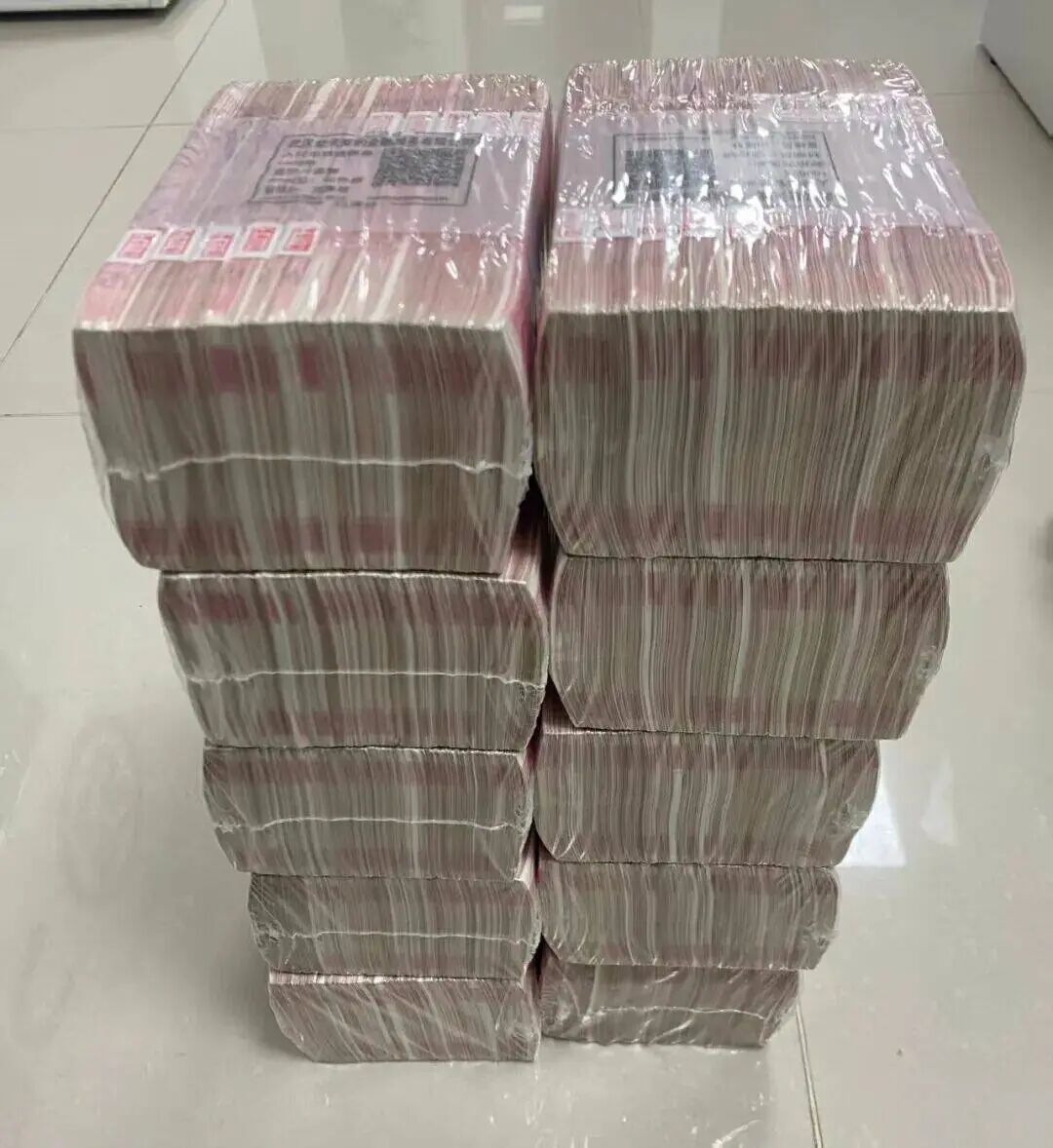 男子炒股被骗 民警在银行大厅内紧急拦截