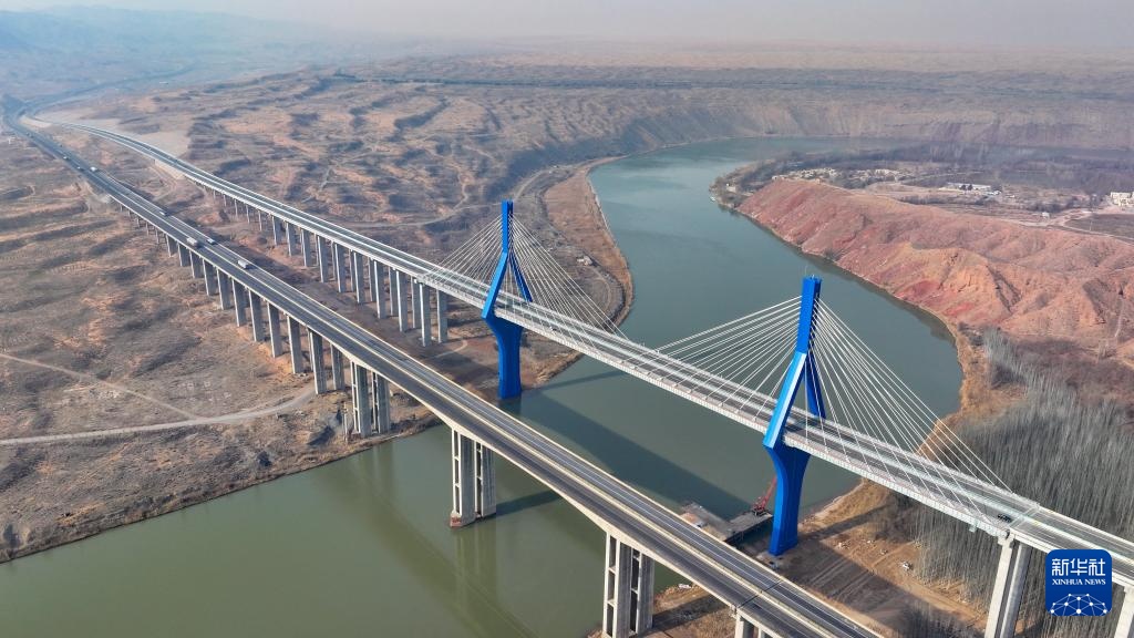 黑山峡黄河特大桥建成通车