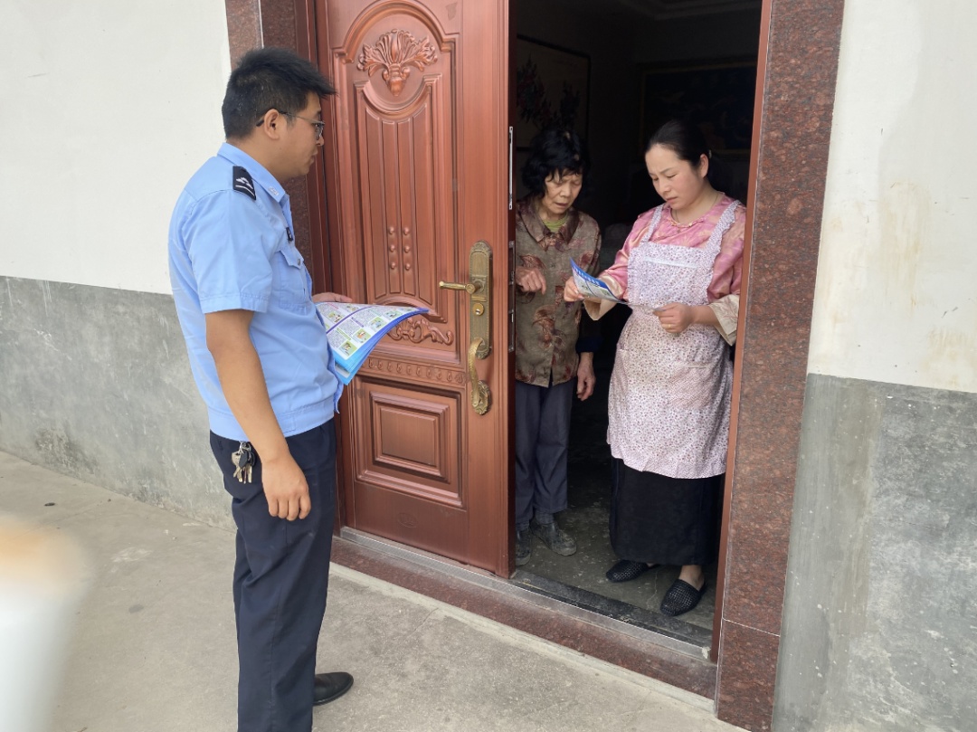 冰湖救人！这一跳，他没有一丝犹豫