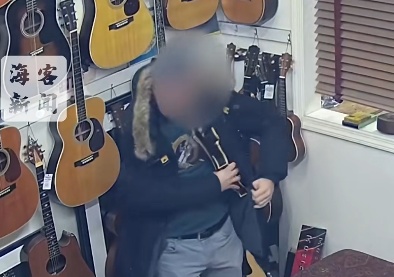 美国一小偷行窃后良心发现，将两把琴归还店主，并附上道歉信“我喝醉了”