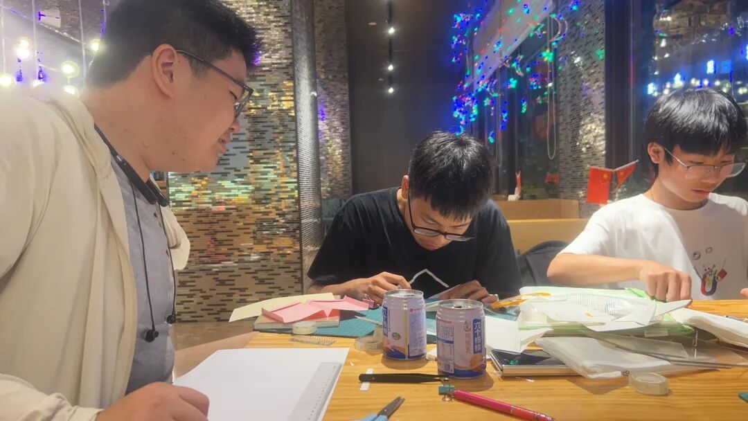 98.43米！上海高中生大学生组队，刷新美国选手纸飞机世界纪录