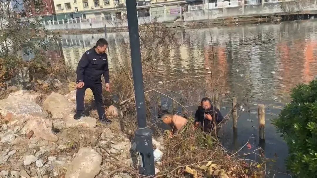 冰湖救人！这一跳，他没有一丝犹豫