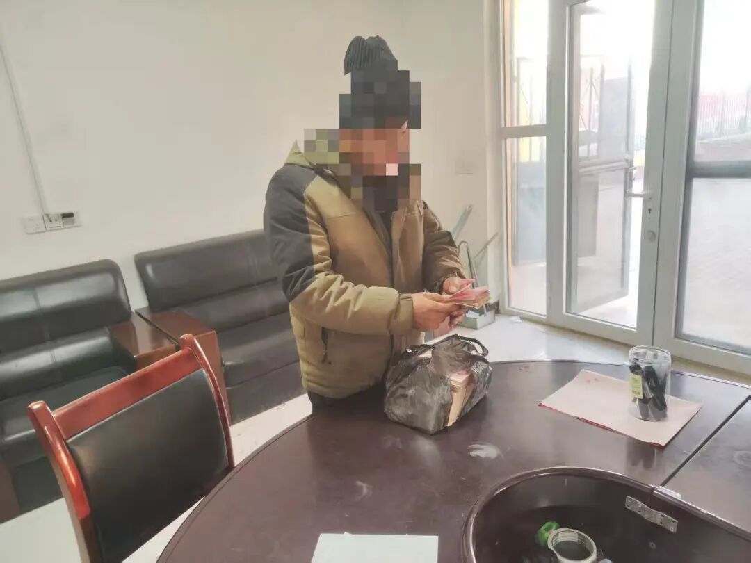 乡村保洁员，从垃圾桶捡到近20万元巨款后……