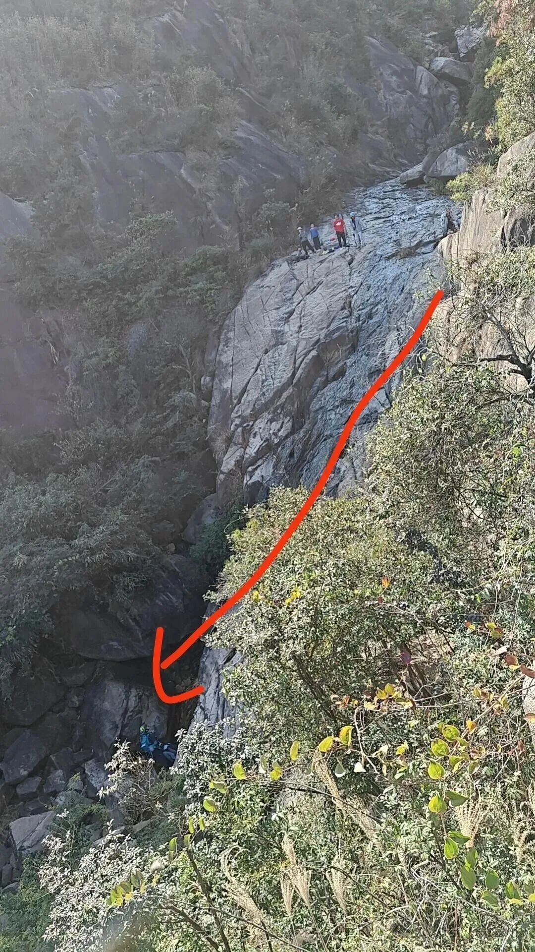 一女子攀登大罗山跌落崖壁