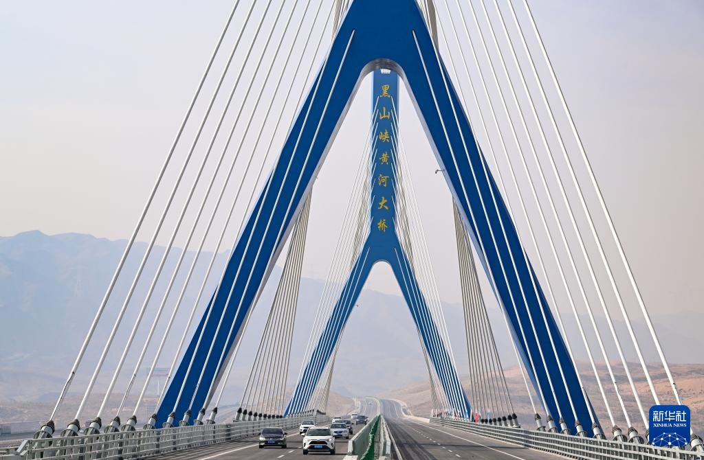 黑山峡黄河特大桥建成通车