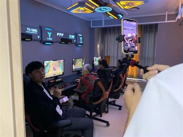 老年电竞、VR体验、网上圈粉……这里的养老幸福又新潮