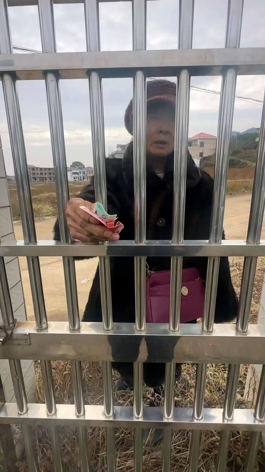 湖南69岁残疾母亲替亡子还债,其中一债主:十几年前借的,没想过要 湖南69岁残疾母亲替亡子还债,其中一债主:十几年前借的,没想过要