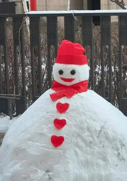 “哈尔滨，谁家还没个大雪人？”居民院里现“微笑雪人”迷你社区版
