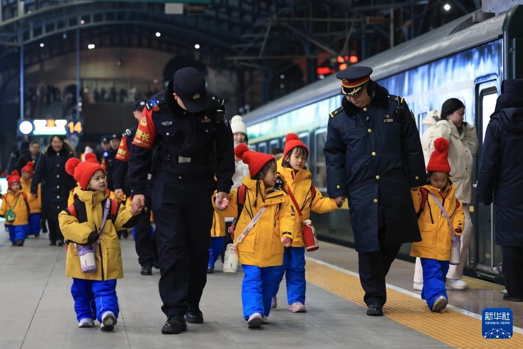 广西“小砂糖橘”体验“雪国列车”