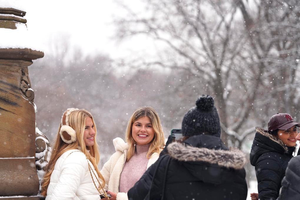 记者观察：圣诞灯光下的美国“K型”经济裂痕