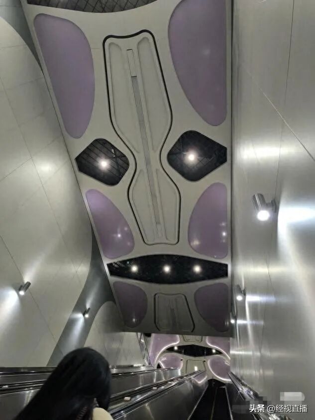 成都地铁一站点灯具形似人脸引乘客不适,建设方:将关闭部分照明灯 成都地铁一站点灯具形似人脸引乘客不适,建设方:将关闭部分照明灯